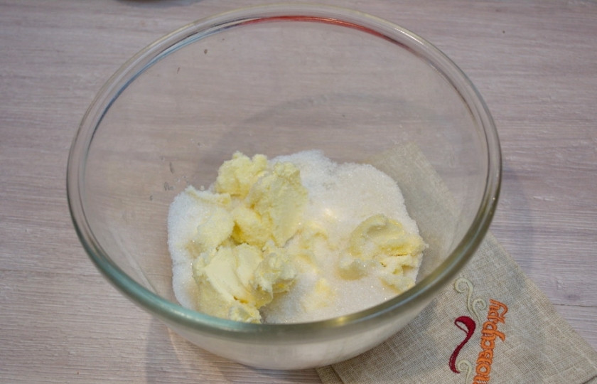 1. Этап. Венские вафли: Для приготовления венских вафель нам нужно в миску поместить холодное масло. Добавьте сахар, соль и взбейте все до однородности.