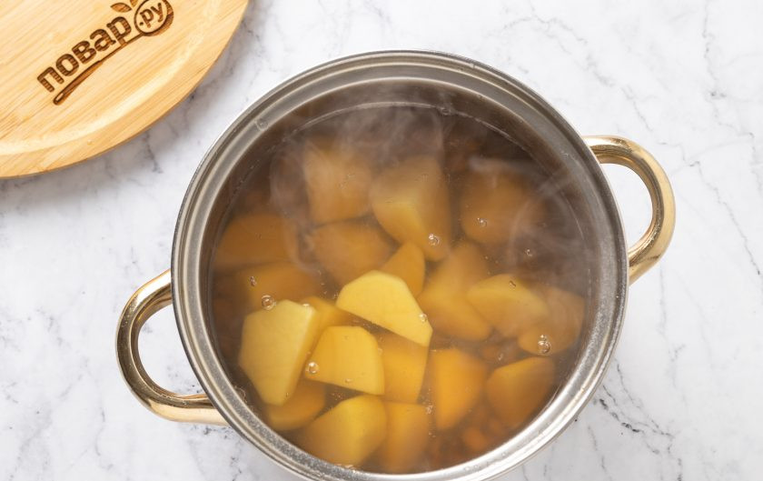 1. Этап. Суп с фасолью Чёрный глаз: Спустя 20 минут помойте картофель, очистите и нарежьте крупными ломтиками. Добавьте в кастрюлю к фасоли.