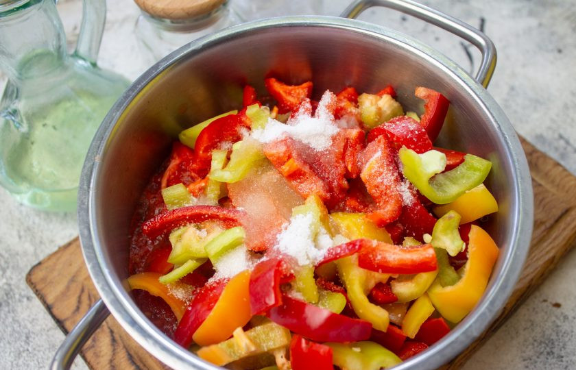 1. Этап. Мамино лечо: В кипящее томатное пюре добавьте нарезанный перец, растительное масло, соль и сахар. Доведите до кипения и тушите при небольшом нагреве около 10-15 минут, до мягкости перца.