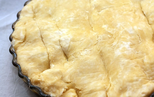 1. Этап. Тарт татен со сливами: Укрываем сливы пластом теста, края заворачиваем внутрь формы. Ставим в духовку и выпекаем 35-40 минут при 190 градусах.