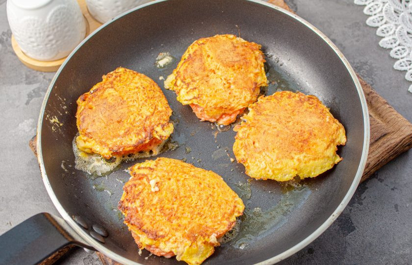 1. Этап. Оладьи из моркови Морковники: В сковороде разогрейте масло, ложкой выложите морковную массу в виде оладий, убавьте нагрев до ниже среднего и жарьте под крышкой с двух сторон по 3-4 минуты.