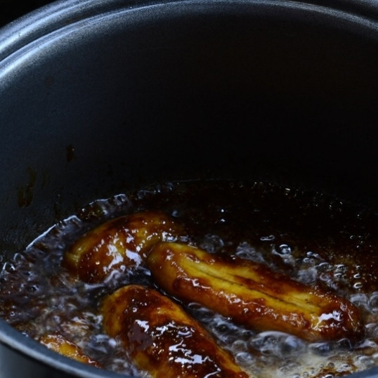 1. Этап. Банановый фостер: Уменьшаем огонь и даем жидкости выпариться (2-3 минуты).