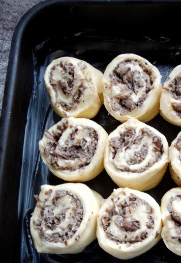 1. Этап. Булочки с грибами под сырной глазурью: Переложить в подходящий, смазанный маслом, противень (или форму).