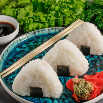 Онигири с лососем