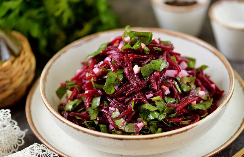 1. Этап. Салат из свеклы с щавелем: Разложите салат из свеклы со щавелем по тарелкам и подавайте к столу. Приятного аппетита!