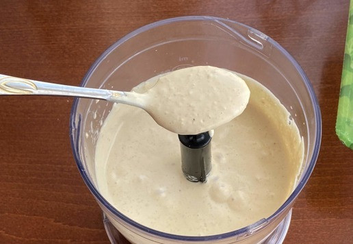 1. Этап. Салат Цезарь с индейкой: Соус получается ароматным, вкусным, пикантным и в меру густым.