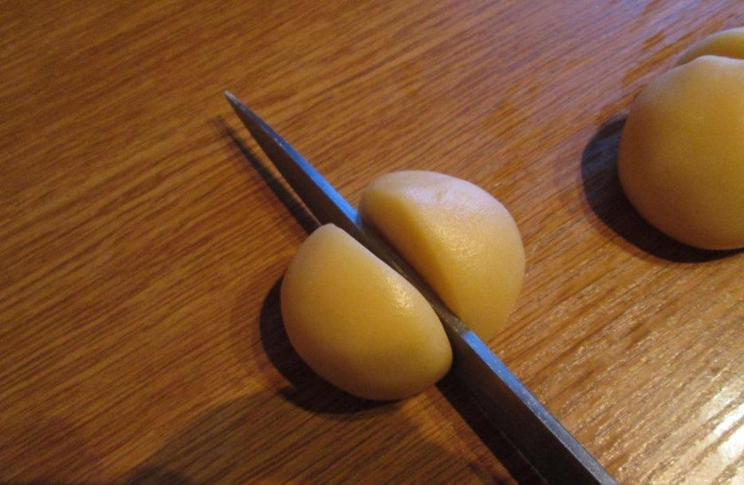 1. Этап. Печенье Персики: 6. Скатываем каждую часть в кружок и разрезаем на половинки. Каждую половинку отправляем на противень. Выпекаем при температуре 170 градусов 15-17 минут.