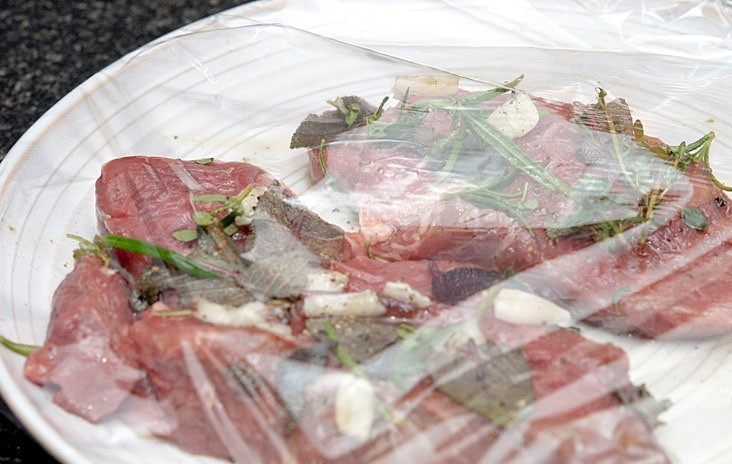 1. Этап. Телятина на гриле с травами: Накрываем мясо пищевой пленкой и отправляем в холодильник на час - пусть маринуется.