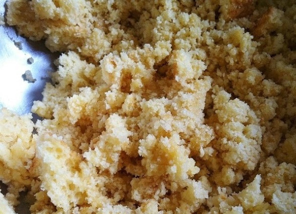 1. Этап. Шоколадные кейк-попсы: 5. Готовый бисквит немного остудите, затем перетрите в крошку.