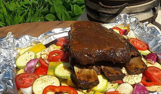 1. Этап. Ребра говяжьи с овощами: По истечении времени достать противни. Снять фольгу. Томатное пюре смешать с медом, обмазать ребра. Положить на овощи и подрумянить еще 10 минут.