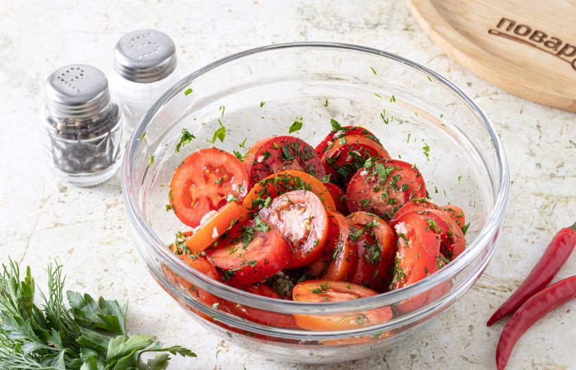1. Этап. Острый салат из помидоров: Заправьте салат уксусом и растительным маслом. Все перемешайте. Уберите в холодильник мариноваться на 4-8 часов.