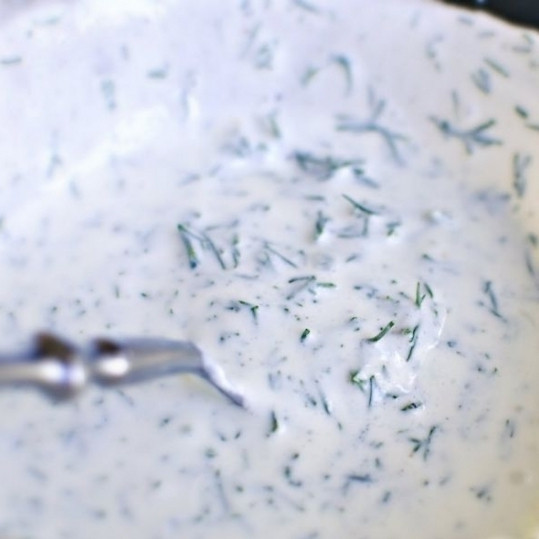 1. Этап. Салат из огурцов в сметанном соусе: Хорошенько перемешиваем, пробуем на вкус, если надо - выравниваем на соль-сахар. Сметанный соус готов.