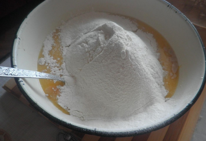 1. Этап. Дрожжевое тесто на пышки: 7. Муку просеиваю через сито, чтобы обогатилась кислородом, и порционно ввожу в жидкую массу.