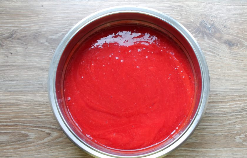 1. Этап. Варенье из калины без косточек: Сложите марлю в несколько слоев и переложите сваренную калину. Тщательно отожмите ее.