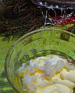 1. Этап. Слоёный салат Рождественское небо: Смешать майонез, оливковое масло и молотый чеснок.