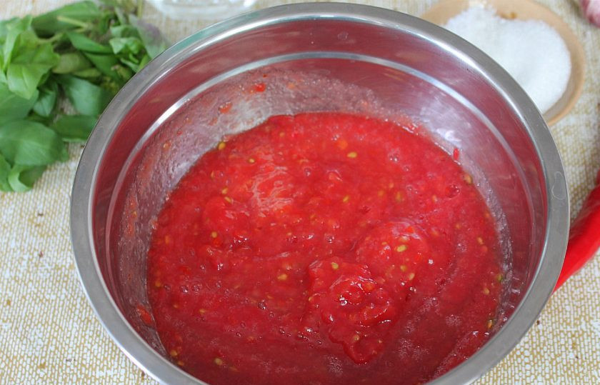 1. Этап. Аджика из помидоров без варки: Овощи моем и просушиваем на полотенце. Помидоры режем крупно и пропускаем через мясорубку.