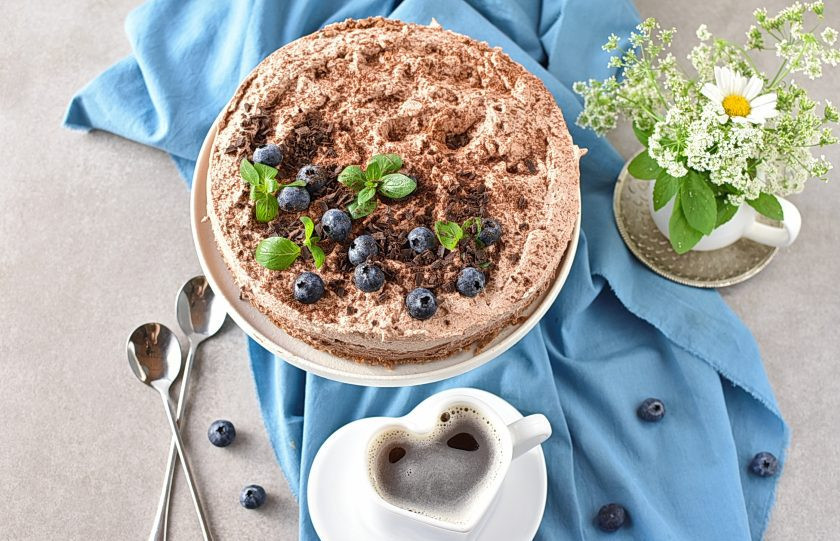 1. Этап. Шоколадный Чизкейк: Подавайте чизкейк сразу, хорошо охлажденным. Перед подачей присыпьте чизкейк остатками какао-порошка и украсьте шоколадом и свежими ягодами.