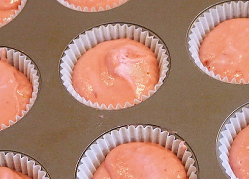 1. Этап. Клубничные капкейки: 2. Отдельно нужно взбить белки с молоком. В несколько этапов введите их в тесто, аккуратно перемешивая. Вложить бумажные формочки, наполнить их примерно на 2/3 (выпекать клубничные капкейки в домашних условиях можно и без бумажных форм, если их не оказалось под рукой). Отправьте форму в разогретую духовку.