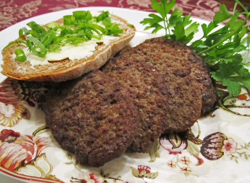 1. Этап. Печеночные оладьи (классический рецепт): 4. Переложите оладьи в тарелку и сразу подавайте к столу. Приятного аппетита!