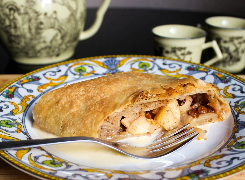 1. Этап. Штрудель классический: 4. Готово! Подавать штрудель лучше всего теплым с шариком мороженого или со сливочным кремом. Приятного аппетита!