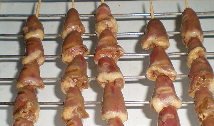 1. Этап. Шашлычки из куриных сердечек на шпажках в духовке: Разогрейте духовку до 180 градусов, смажьте решетку, выложите шпажки. Запекаем минут 30.