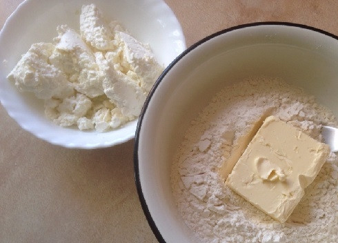 1. Этап. Печенье Гусиные лапки с творогом: Высыпаем в миску муку и добавляем к ней масло. Лучше, если оно будет холодным.