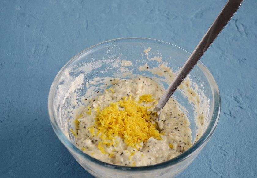 1. Этап. Лимонные панкейки: Добавьте в миску все влажные ингредиенты и цедру лимона, хорошо перемешайте.