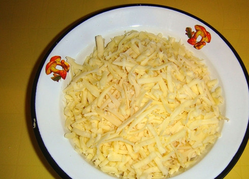 1. Этап. Сырные лепешки с начинкой: 3. Натираем сыр на терке, это будет наша начинка.