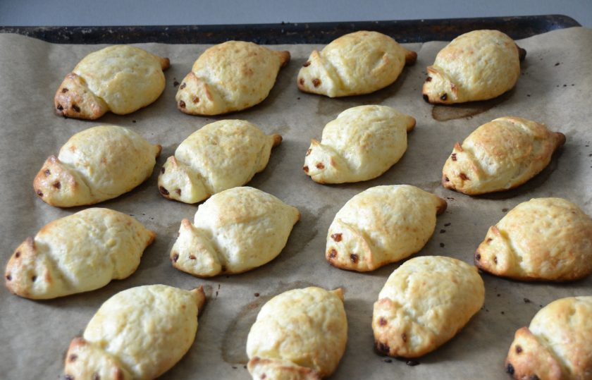 1. Этап. Творожное печенье Мышки: Выпекайте печенье 25-30 минут при температуре 180-200 градусов, следите за своей духовкой.