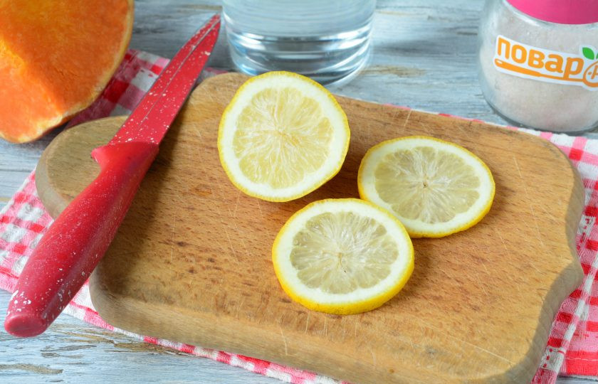 1. Этап. Компот из тыквы с лимоном: Нарежьте ломтиками лимон.