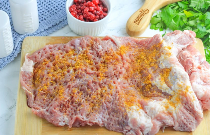 1. Этап. Мясной рулет с брусникой в духовке: Присыпьте приправой для мяса или курицы, солью и молотым черным перцем. Можно добавить и другие специи или пряности.