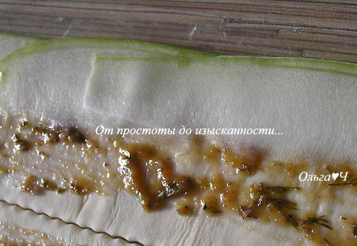 1. Этап. Закусочные булочки Кабачковые розы: С одного края на каждую полосу выложите внахлест тонкие полоски кабачка (нарезанные овощечисткой), так, чтобы немного выступали за тесто.