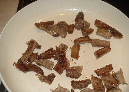 1. Этап. Щи из морской капусты: 2. Первым делом вымойте мясо, выложите его в кастрюлю с водой и отправьте на огонь. После закипания уберите пенку, по желанию дополните лавровым листом, луковицей или другими овощами, варите бульон на среднем огне до мягкости мяса. Затем аккуратно достаньте мясо, немного остудите, удалите косточки и нарежьте. Выложите его на сковороду с небольшим количеством растительного масла и обжаривайте пару минут.