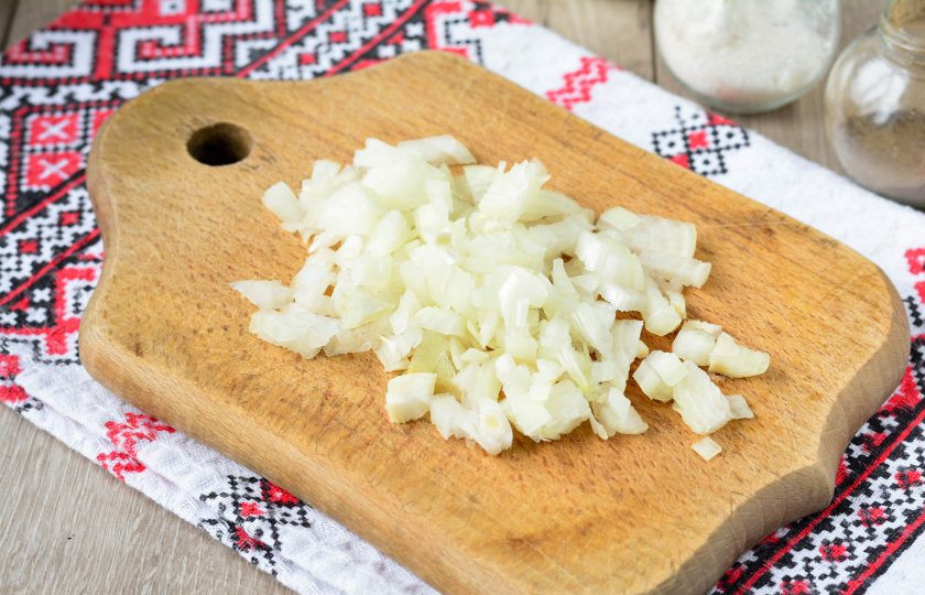 1. Этап. Рис с рыбными консервами: Нарежьте лук мелкими кубиками.