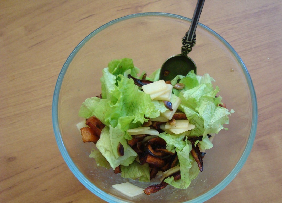 1. Stage. Salad with baked carrots: Add everything to the salad leaves, add the rest of the dressing, and mix.