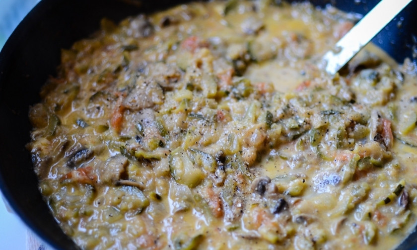 1. Этап. Тушеные овощи с сыром: Овощи с сыром тушатся пять минут. Сыр полностью расплавится и смешается с соком овощей. У вас получится потрясающие тушёные овощи с сыром! Наслаждайтесь!