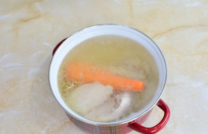 1. Этап. Заливное из курицы: Куриное мясо проварите 10-15 минут. Затем добавьте к нему очищенную морковь. Подсыпьте соль и специи. Оставьте вариться на небольшом огне еще на 20-25 минут.