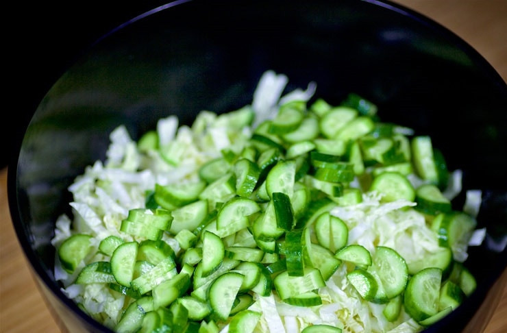 1. Этап. Салат с отварной курицей, яйцом и овощами: 3. Добавьте огурчик.