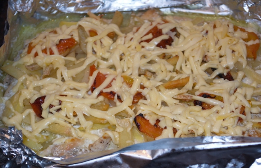 1. Этап. Мясо по-французски из курицы: Натрите на терке твердый сыр. Присыпьте блюдо сыром. Приправьте специями немного. Запекайте мясо по-французски в духовке около 10 минут. Этого времени будет достаточно, чтобы сыр расплавился, образовав собою румяную корочку.