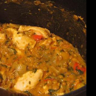 1. Этап. Курица Dhansak: Готовим на медленном огне в течении 20 минут. Добавляем сок из 1 диска ананаса. Через 20 минут добавляем нарезанный кусочками ананас и сок лайма. Варим ещё 10 минут.