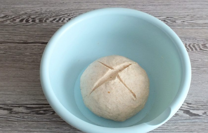 1. Этап. Хлеб Гурман: Полученное тесто округлите. Оно может незначительно прилипать к рукам, это допустимо. Выложите его в чашу, сделайте крестообразный разрез. Чашу затяните пищевой пленкой и уберите в теплое, без сквозняков место на 1 час 30 минут.