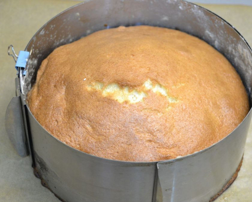 1. Этап. Мандариновый торт на Новый год: Достаньте бисквит из духовки, немного охладите.