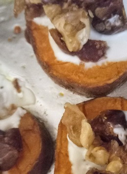 1. Этап. Интересная закуска с бататом: Вынуть из духовки, смазать каждый кусочек творожным сыром (у меня рикотта), посыпать орехами и финиками и полить медом. Можно подавать. Хорошо с белым вином.