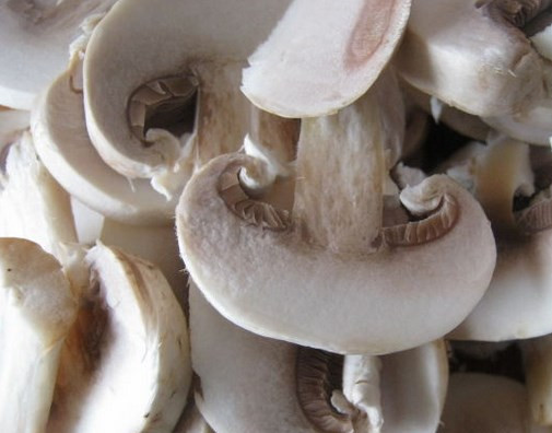 1. Этап. Грибной суп с курицей: Промойте грибы и нарежьте ломтиками.