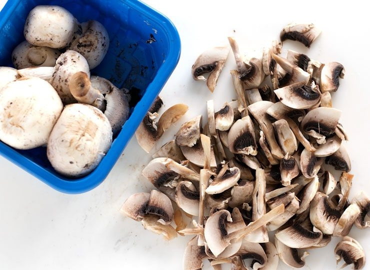 1. Этап. Фетучини со сливочно-грибным соусом: 1. Заранее отварите пасту до готовности. Вымойте грибы, очистите их и нарежьте небольшими кусочками. Натрите на мелкой терке очищенные зубчики чеснока.