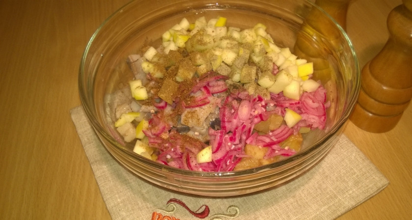 1. Этап. Салат из сельди и картофеля: 2. Положите все продукты в салатницу, полейте соусом, добавьте перец молотый и специи для картофеля, все тщательно перемешайте. Масло можно использовать любое: оливковое, подсолнечное и даже то, в котором была сельдь. С любым будет вкусно, так что ориентируйтесь на свои предпочтения!