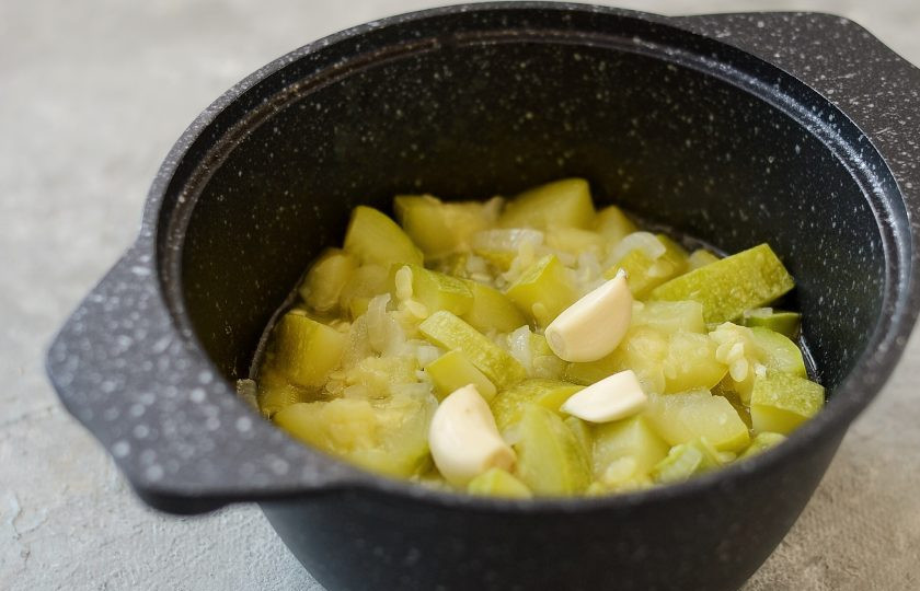 1. Этап. Кабачковая икра с мятой: Откройте крышку, добавьте пару зубчиков очищенного чеснока. Тушите без крышки, пока не испарится лишняя влага.