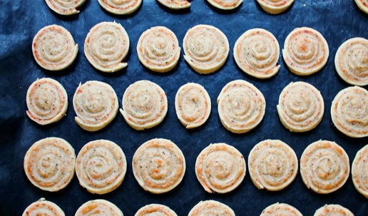 1. Этап. Закусочное печенье с ветчиной и сыром: Противень застелите бумагой для выпечки или специальным ковриком. Разложите печенье в один слой и поставьте в горячую духовку, выпекайте при температуре 190 градусов в течение 25-35 минут. Дно должно поджариться, а верх немного зарумяниться. Готовое печенье остудите и подавайте. Печенье получается как песочное, хрустящее. Если хотите, чтобы печенье было более мягким, добавьте немного разрыхлителя в тесто, но учтите, что и печенье будет больше в размере.