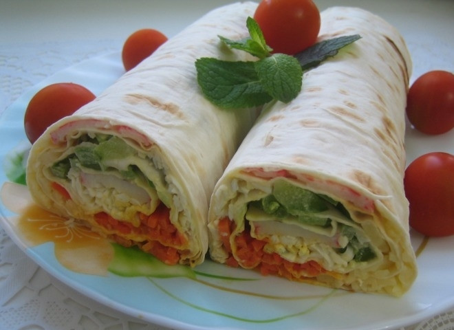 1. Этап. Рулет из крабовых палочек в лаваше: Затем заверните лаваш в рулет. Плёнку уберите. Для пропитки переложите закуску в холодильник на 20 минут. Приятного аппетита!