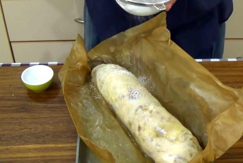 1. Этап. Куриный рулет с грибами и печенью: 6. Выньте рулет и посыпьте сахарной пудрой. Не заворачивая его в бумагу, отправьте в разогретую до 220 градусов духовку на 15 минут. Готовый рулет украсьте зеленью. Приятного аппетита!